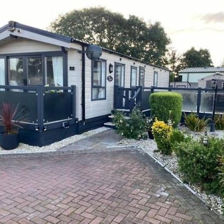 2 Bed, 2 Bath Lodge Style Caravan With Hot Tub & Private Garden At Patrington Haven Leisure Park Zewnętrze zdjęcie