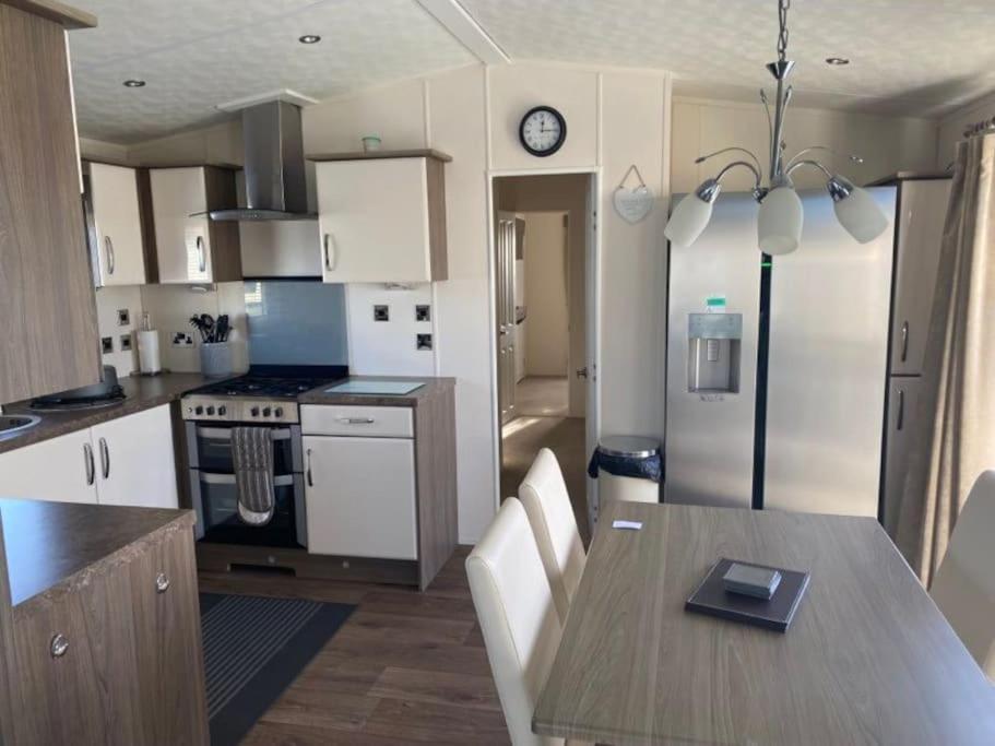2 Bed, 2 Bath Lodge Style Caravan With Hot Tub & Private Garden At Patrington Haven Leisure Park Zewnętrze zdjęcie