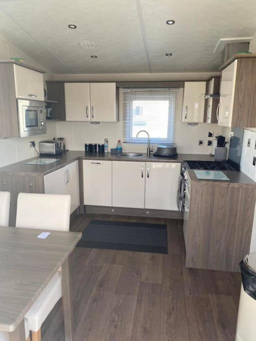 2 Bed, 2 Bath Lodge Style Caravan With Hot Tub & Private Garden At Patrington Haven Leisure Park Zewnętrze zdjęcie