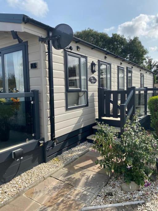 2 Bed, 2 Bath Lodge Style Caravan With Hot Tub & Private Garden At Patrington Haven Leisure Park Zewnętrze zdjęcie
