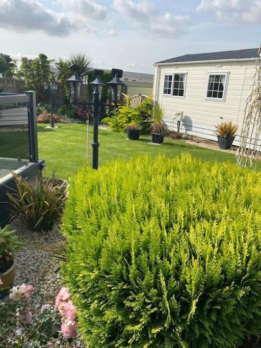 2 Bed, 2 Bath Lodge Style Caravan With Hot Tub & Private Garden At Patrington Haven Leisure Park Zewnętrze zdjęcie