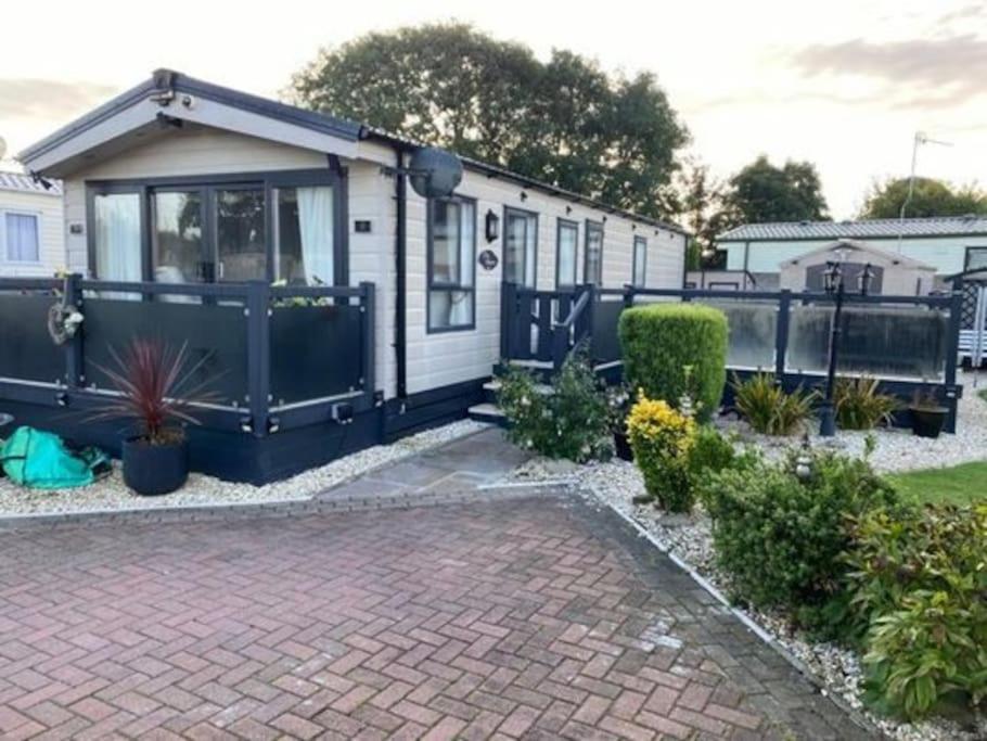 2 Bed, 2 Bath Lodge Style Caravan With Hot Tub & Private Garden At Patrington Haven Leisure Park Zewnętrze zdjęcie