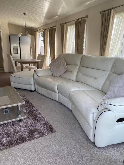 2 Bed, 2 Bath Lodge Style Caravan With Hot Tub & Private Garden At Patrington Haven Leisure Park Zewnętrze zdjęcie